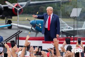 Перед Трампом было пуленепробиваемое стекло, по периметру стояли контейнеры, на крышах разместили снайперов, а сзади – старые самолеты