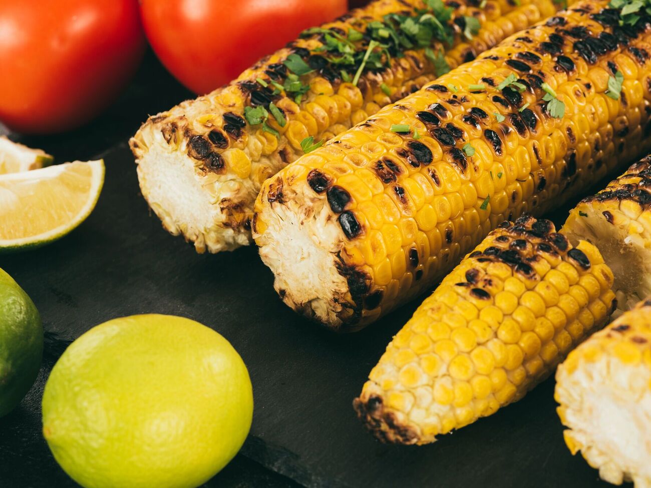 Подавати кукурудзу потрібно гарячою, із часточками лайма