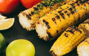 Подавати кукурудзу потрібно гарячою, із часточками лайма