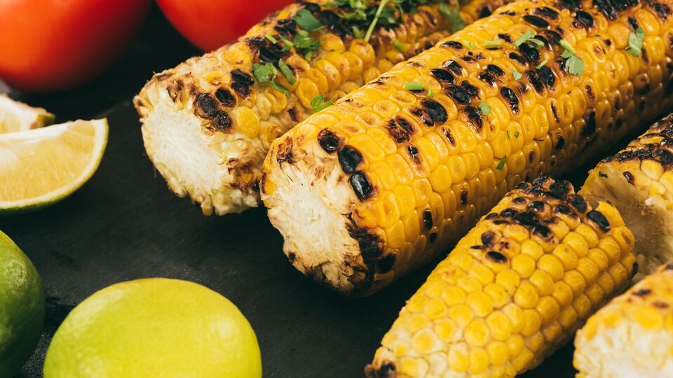 Подавати кукурудзу потрібно гарячою, із часточками лайма