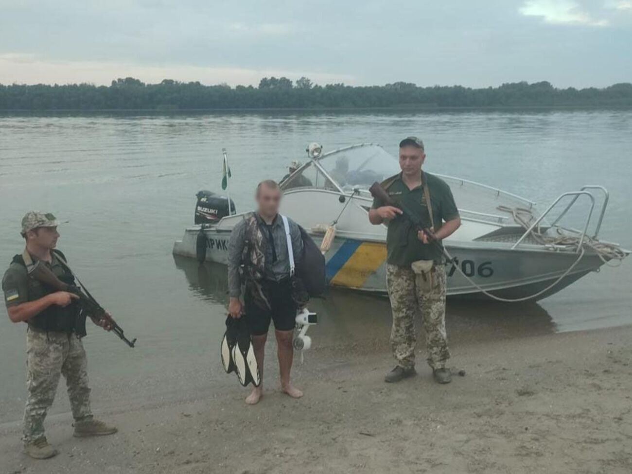 Мужчина пояснил пограничникам, что пытался вплавь добраться до румынского села Плауру, а затем – отправиться в Германию