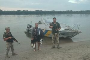 Мужчина пояснил пограничникам, что пытался вплавь добраться до румынского села Плауру, а затем – отправиться в Германию