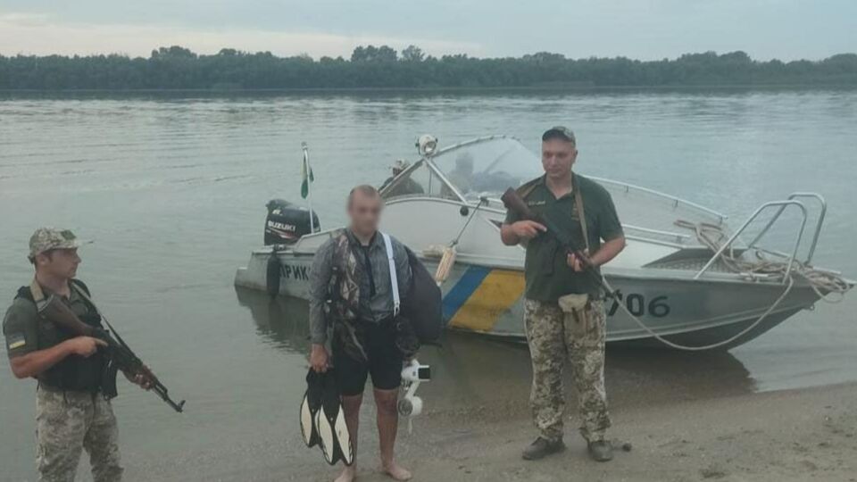 Мужчина пояснил пограничникам, что пытался вплавь добраться до румынского села Плауру, а затем – отправиться в Германию