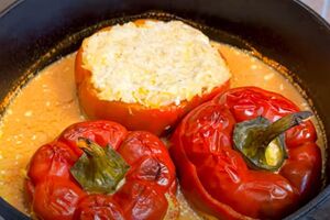 Готовьте перцы в духовке 40 минут при температуре 220 °C