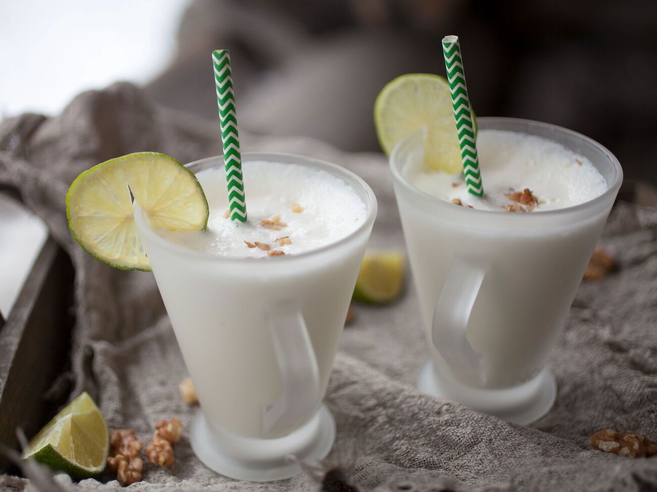 Коктейль нужно подать сразу после приготовления