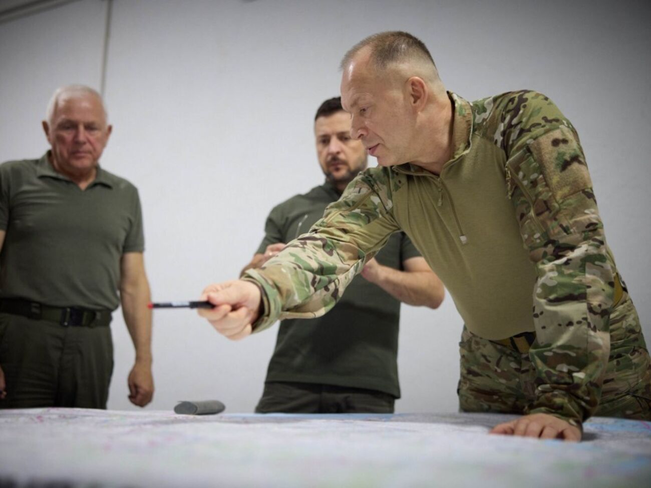 Сырский доложил об оперативной обстановке во всех районах активных боевых действий, отметил Зеленский