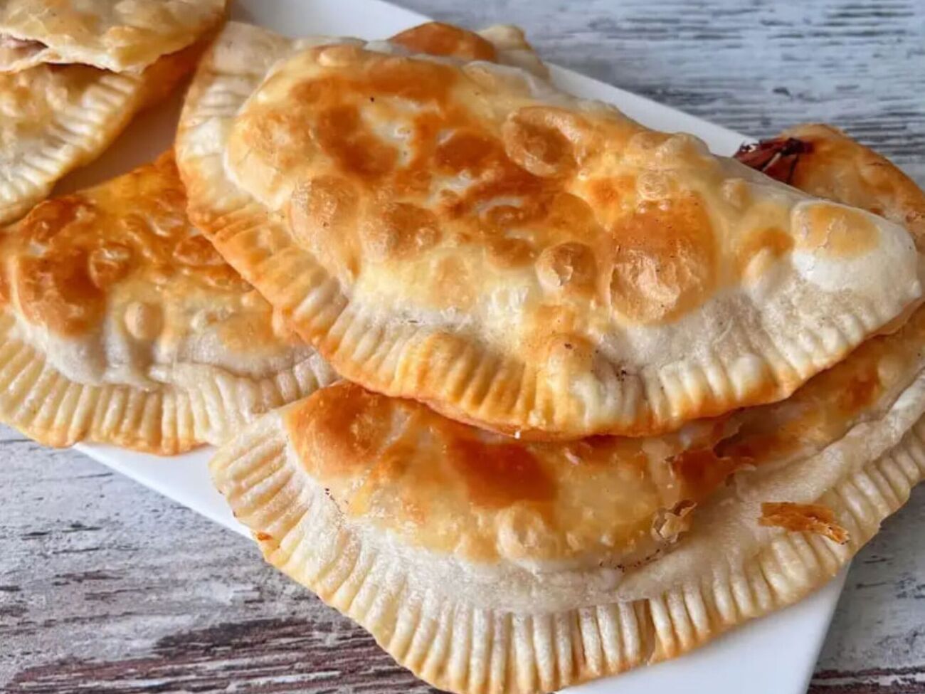 Обжарьте чебуреки на растительном масле с обеих сторон до готовности