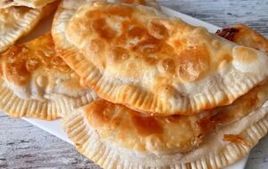 Обжарьте чебуреки на растительном масле с обеих сторон до готовности