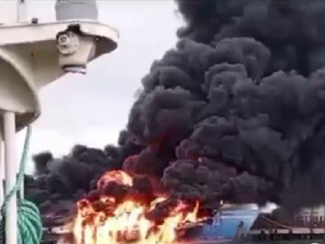 Горит "очень сильно", пишут в сети