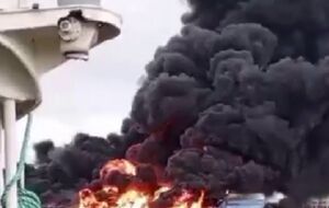 Горит "очень сильно", пишут в сети