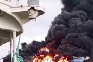 Горит "очень сильно", пишут в сети