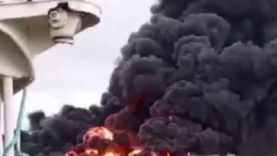 Горит "очень сильно", пишут в сети