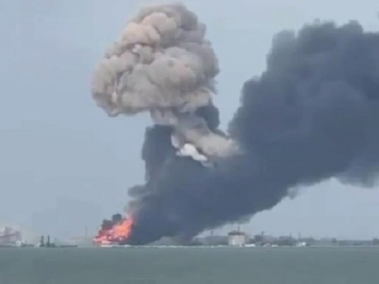 Паблики показали видео с горящим паромом