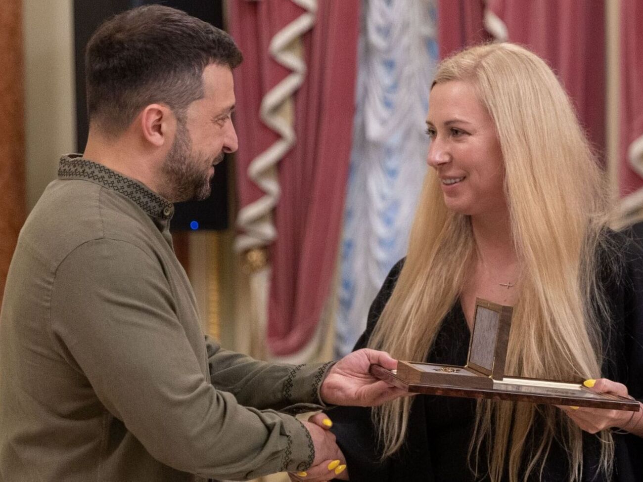 Зеленський посмертно вручив премію "Національна легенда України" Ніні Матвієнко. Нагороду отримала її донька