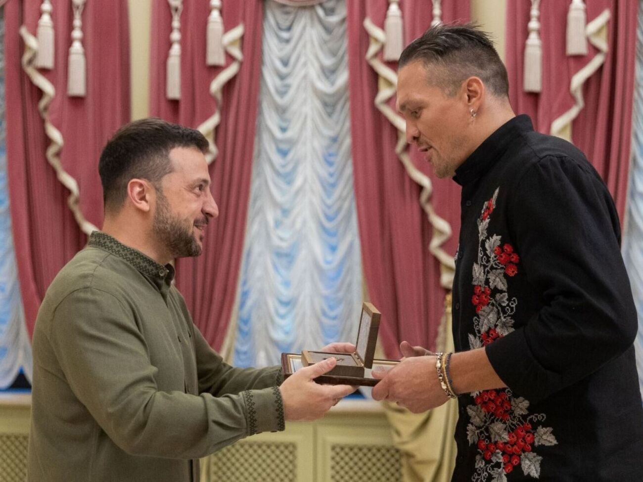 Зеленський та Усик не вперше одягають вишиванки від Damirli