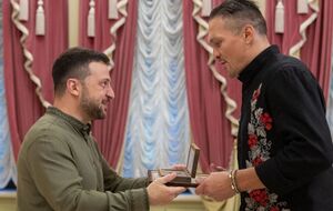 Зеленский и Усик не впервые надевают вышиванки от Damirli