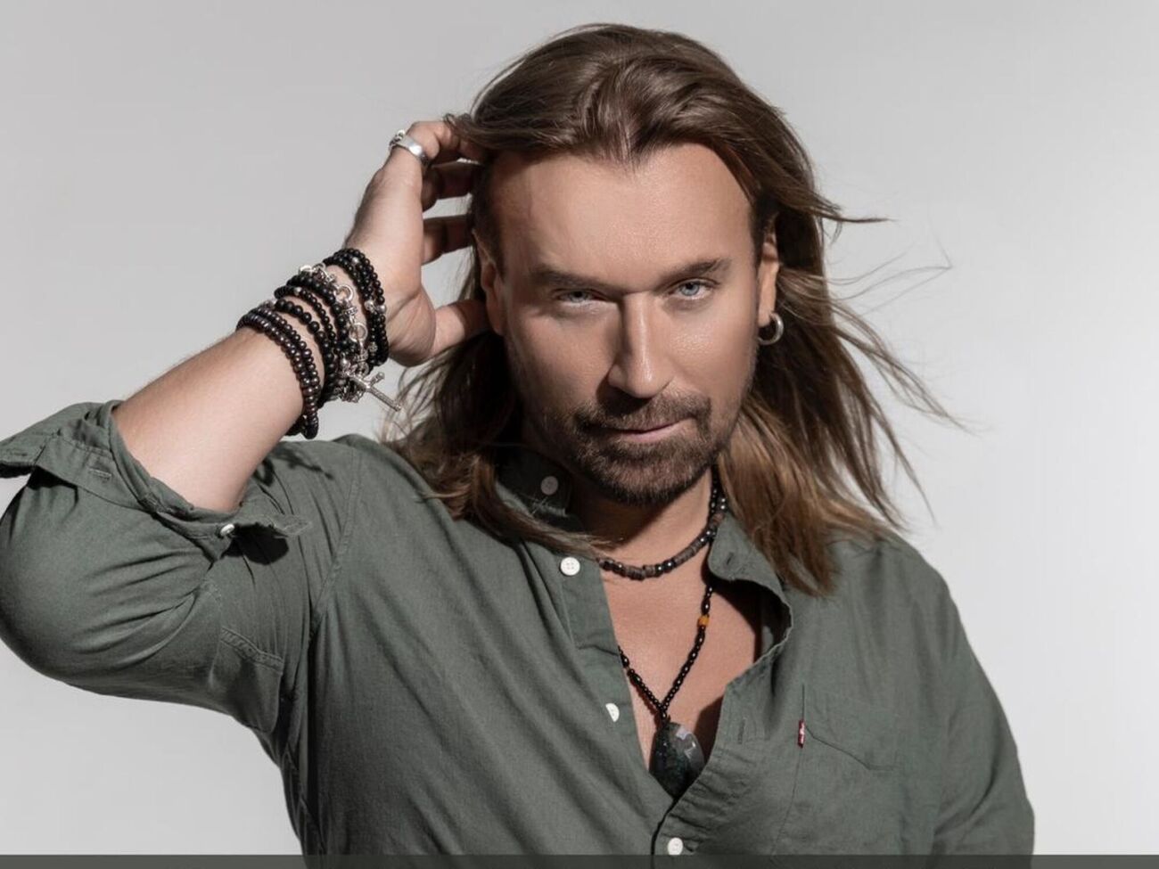 За словами колишнього продюсера Винника, співак виїжджав з України, ховаючись в автомобілі під пледом