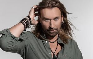 За словами колишнього продюсера Винника, співак виїжджав з України, ховаючись в автомобілі під пледом