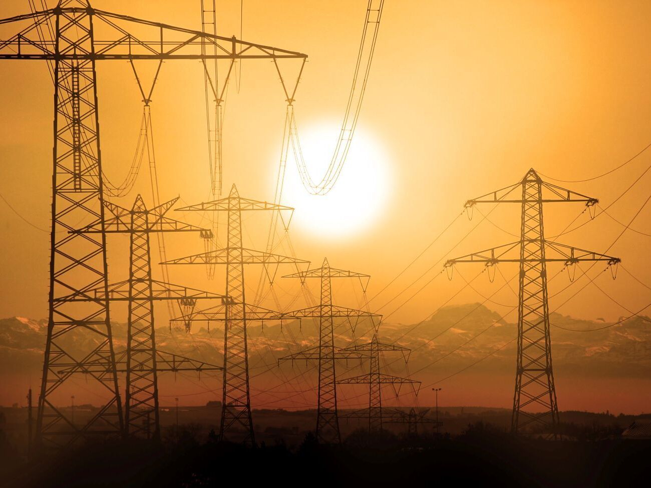 В "Укренерго" заявили, що електроенергію експортуватимуть у період її профіциту