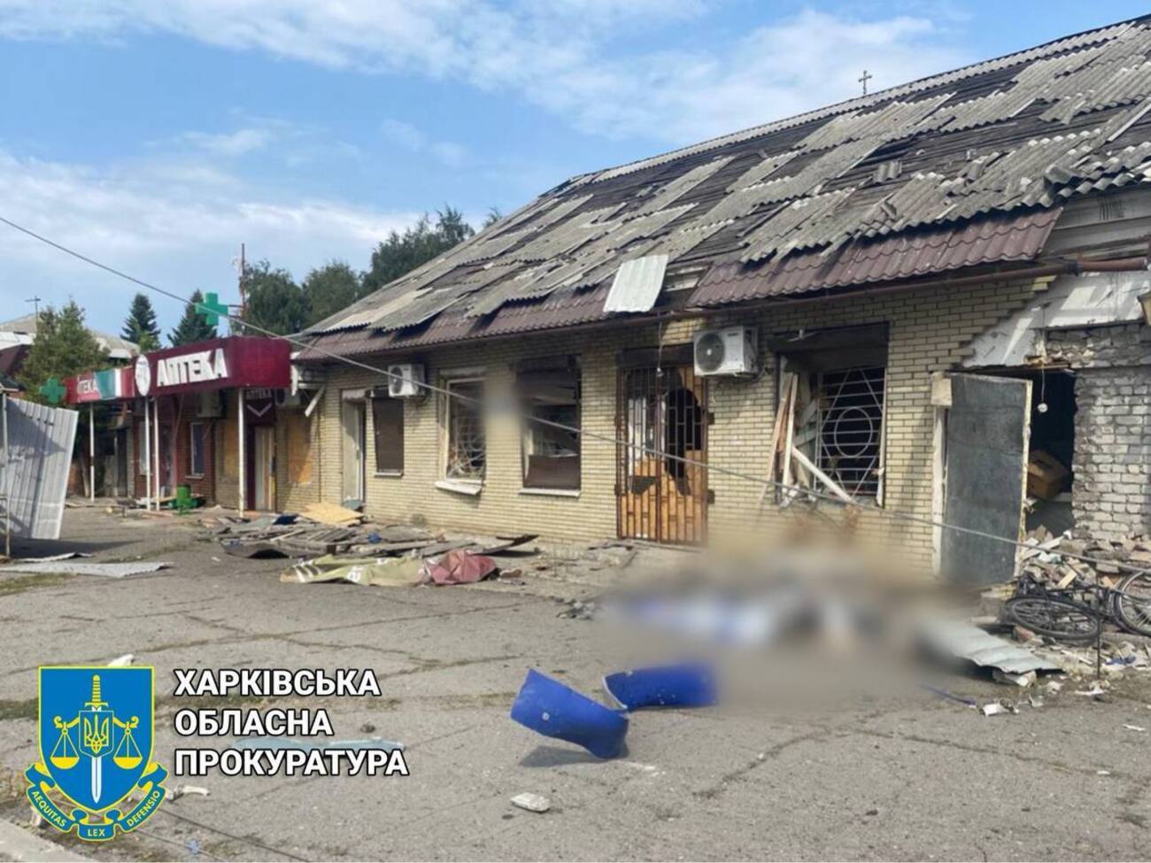 Унаслідок російського удару по Куп'янську-Вузловому пошкоджено житлові будинки, господарські будівлі, магазини, аптеку, автомобіль, розповіли в прокуратурі