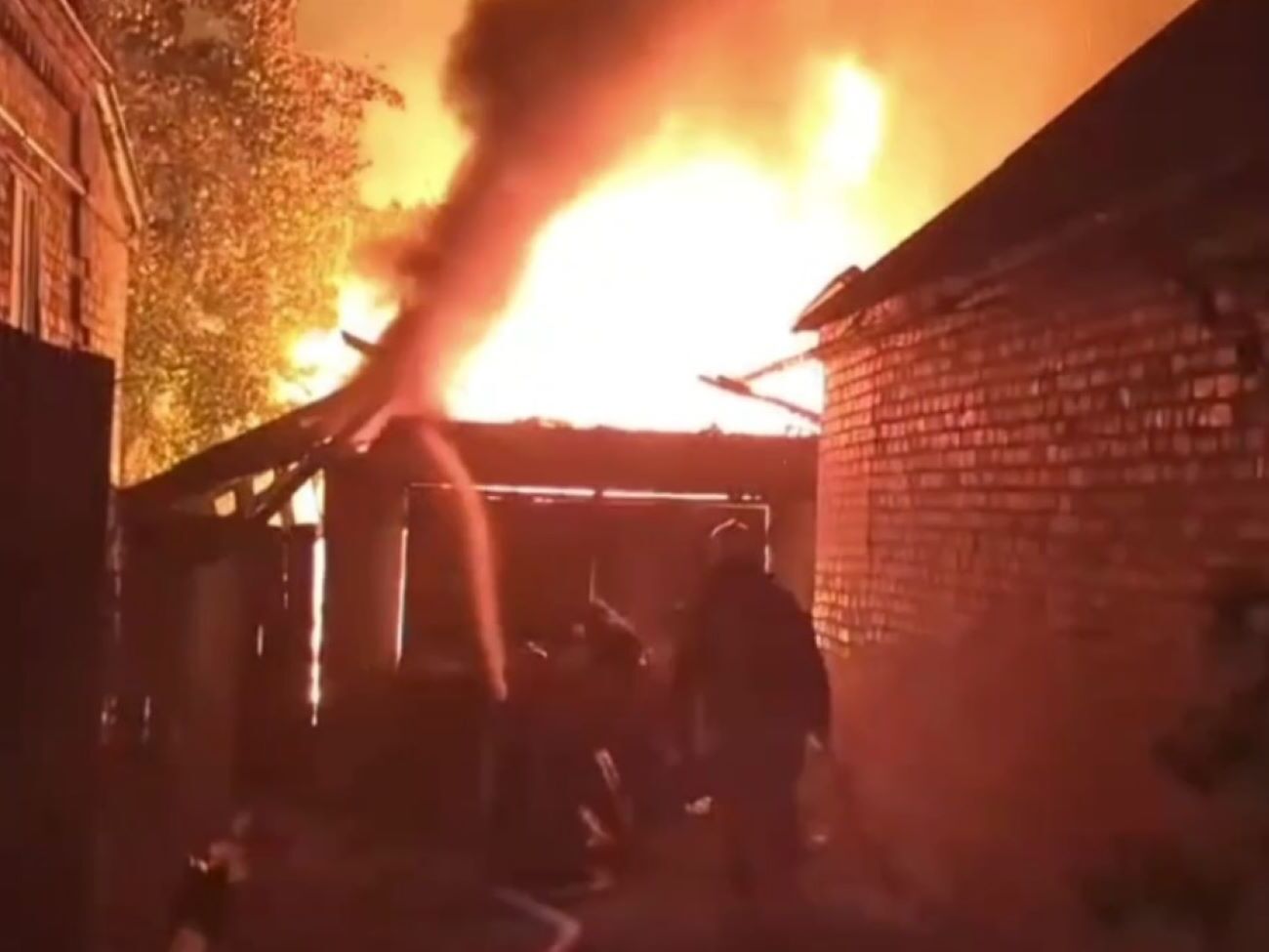 Огонь перекинулся на три жилых здания