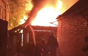 Огонь перекинулся на три жилых здания