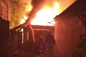 Огонь перекинулся на три жилых здания