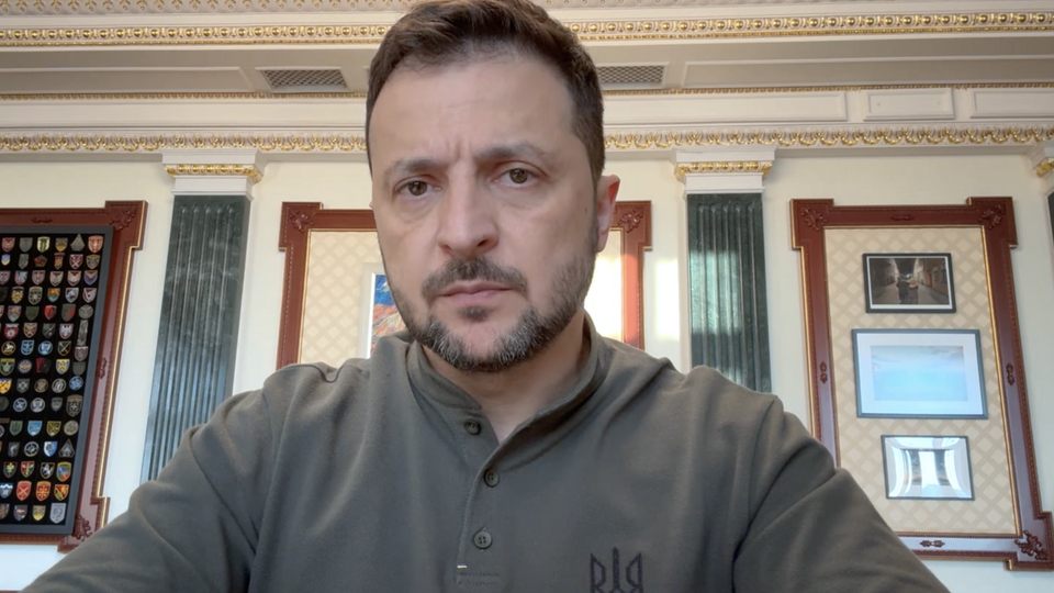 Фронт воює снарядами і технікою, а не словами "завтра" чи "скоро", зазначив Зеленський