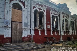 Здание загорелось в результате попадания снаряда и выгорело дотла