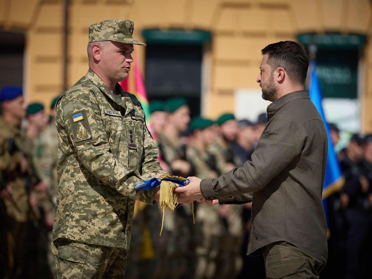 Зеленский вручил 40-й бригаде тактической авиации почетную ленту