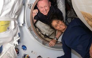 Астронавты должны были провести на МКС несколько дней, но не могут вернуться из-за технических неполадок