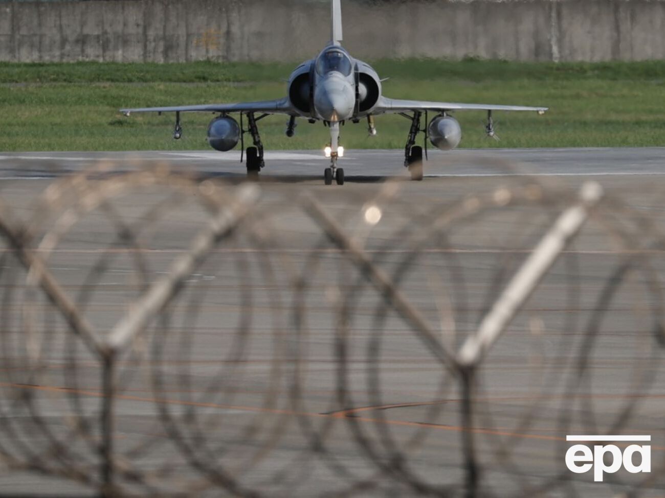 Украина хочет получить от США разрешение на удары западным оружием вглубь РФ, чтобы стимулировать Россию к переговорам, отметил источник