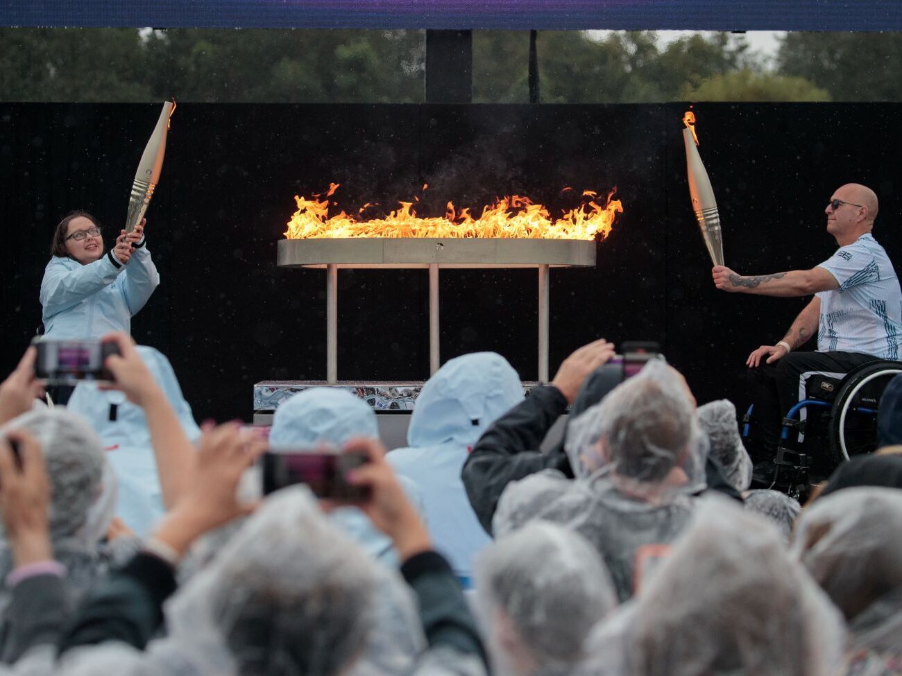 Огонь зажгли чемпионка Паралимпийских игр 2008 в Пекине по академической гребле Хелен Рейнсфорд и трехкратный чемпион по керлингу Грегор Юэн