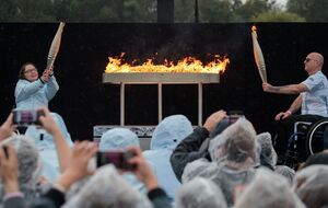 Огонь зажгли чемпионка Паралимпийских игр 2008 в Пекине по академической гребле Хелен Рейнсфорд и трехкратный чемпион по керлингу Грегор Юэн