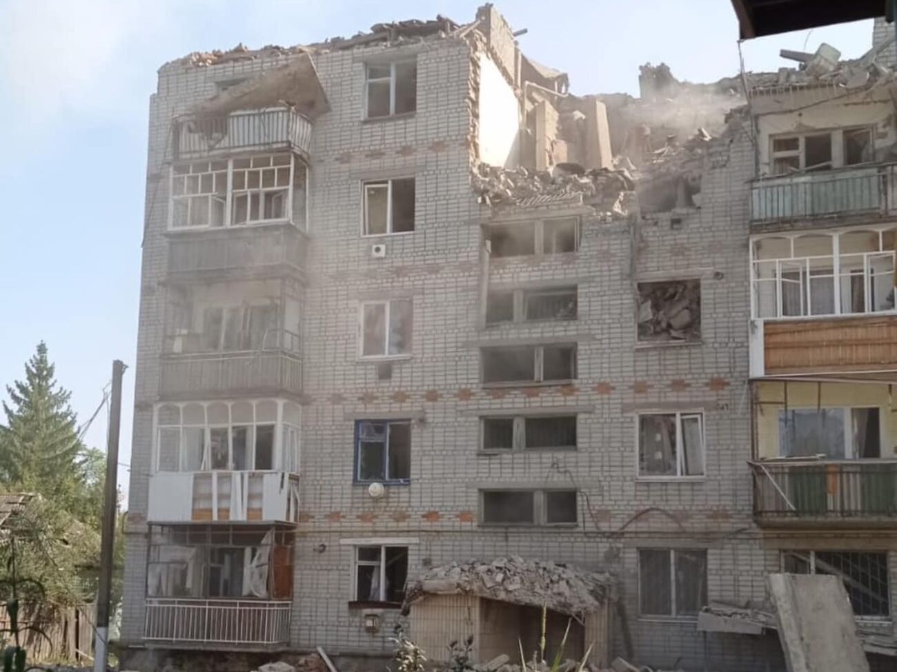 Россияне около 15.00 сбросили КАБ на жилой квартал в поселке Свесса, рассказали в Сумской областной прокуратуре