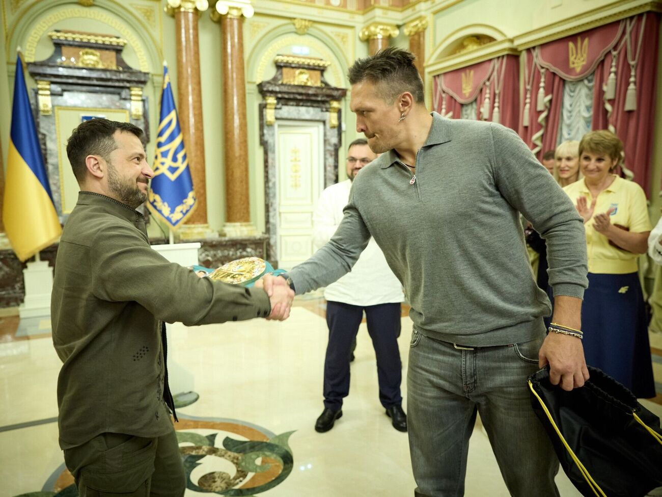 Усик подарил президенту Зеленскому чемпионский пояс по версии WBC