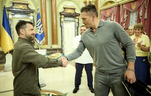 Усик подарував президентові Зеленському чемпіонський пояс за версією WBC