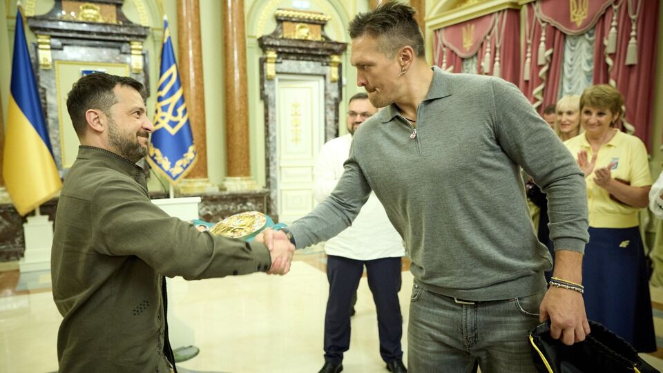 Усик подарував президентові Зеленському чемпіонський пояс за версією WBC