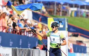 Мандзин пересек финиш с флагом Украины