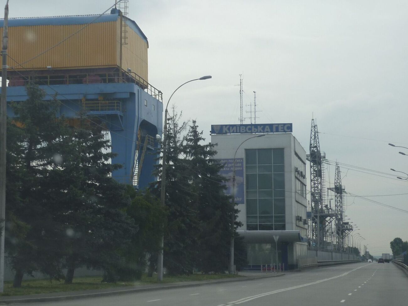 Из-за утренней атаки РФ был ограничен проезд по дамбе Киевской ГЭС, отметили в ОВА