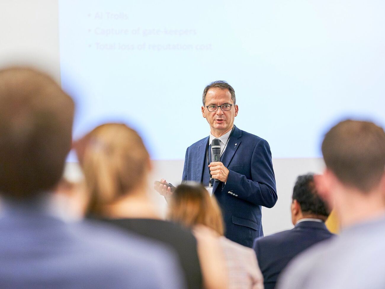 Грозєв: Можливо, мене хотіли викрасти й відвезти особисто до Путіна. Можливо, заарештувати й посадити в Росії. А можливо – отруїти