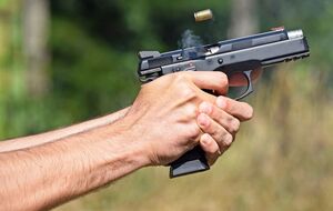 У командира взвода возник словесный конфликт с полицейским, после чего он выстрелил в него, рассказали в ГБР