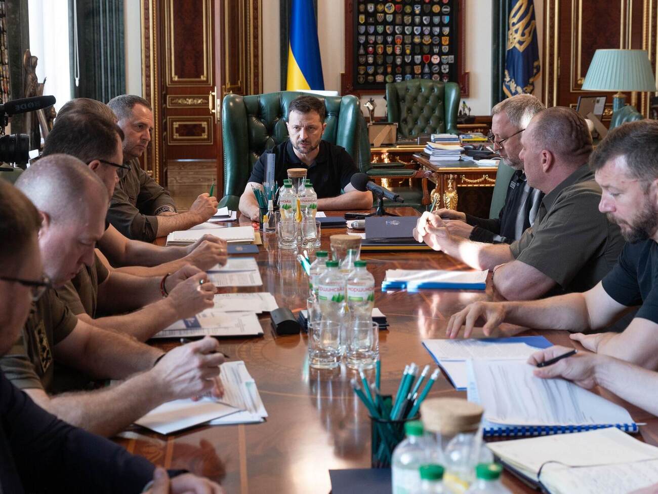 Более чем достаточно структур и персонала занимаются охраной госграницы и должны противодействовать незаконному пересечению, отметил Зеленский