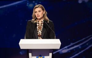 Зеленська зізналася, що отримала від Баффета в подарунок туристичні черевики