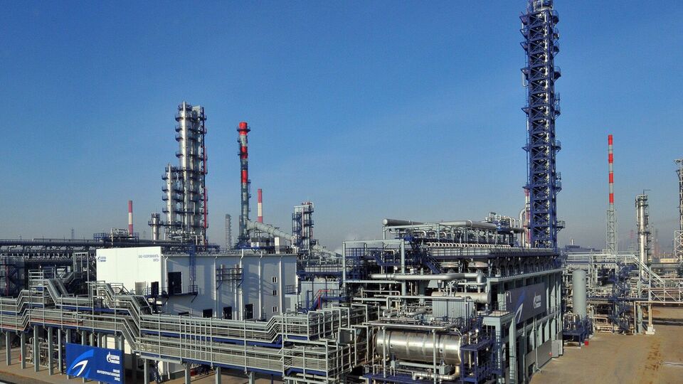 Вечером пожар на ОНПЗ, на долю которого приходится около 8% от общего объема переработки нефти в России, ликвидировали, отметили росСМИ