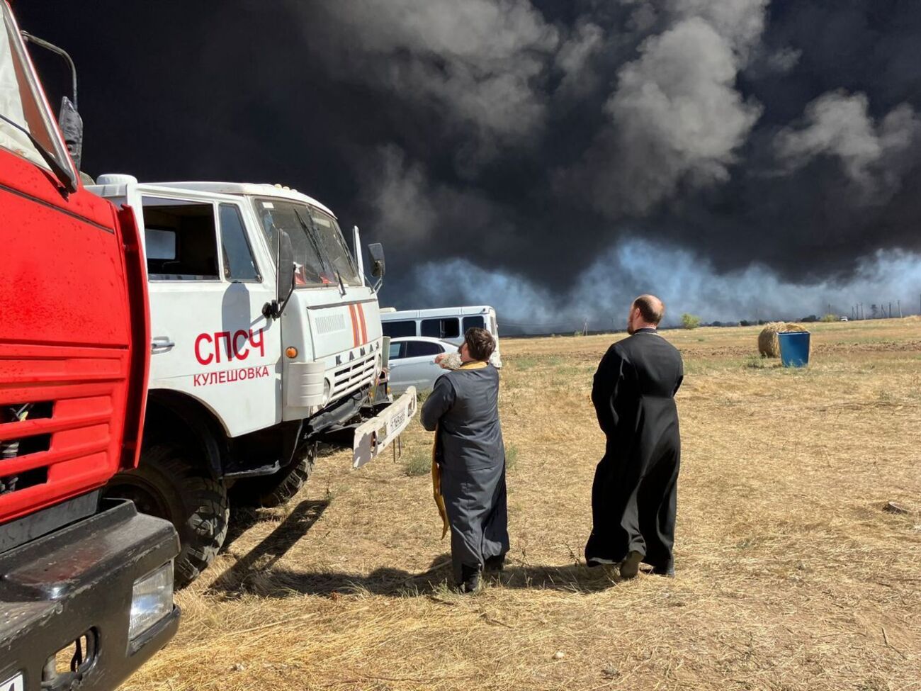 На тушение нефтебазы 21 и 24 августа приезжали священики РПЦ: "совершали молебен" и освящали пожарную технику. Об "эффективности" таких мер они не отчитались