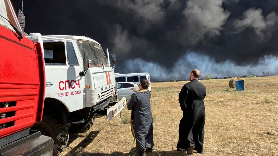 На тушение нефтебазы 21 и 24 августа приезжали священики РПЦ: "совершали молебен" и освящали пожарную технику. Об "эффективности" таких мер они не отчитались