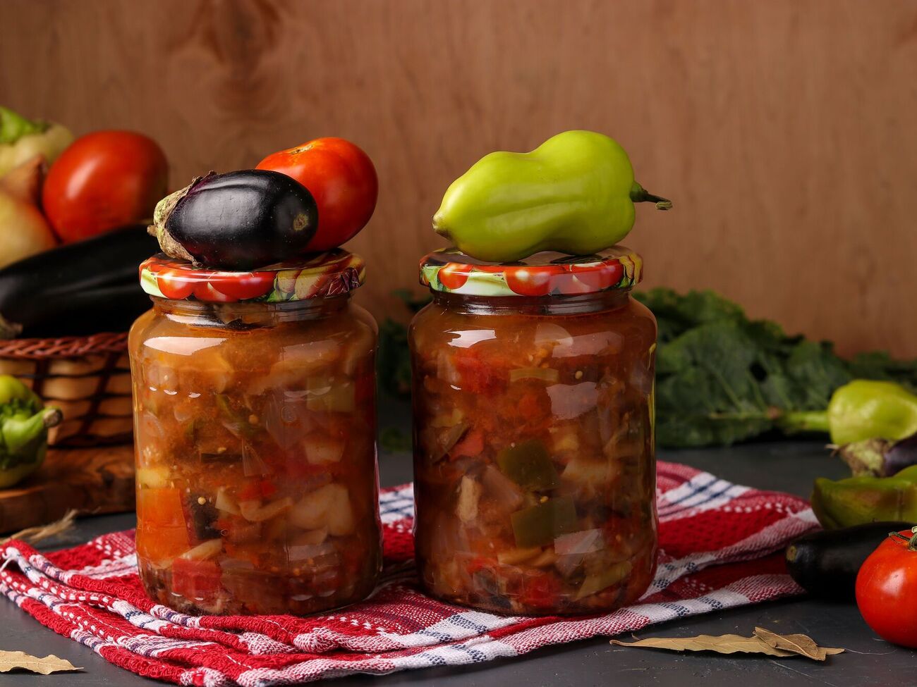 Вкус баклажанов значительно улучшат сочные помидоры