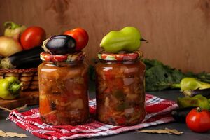 Вкус баклажанов значительно улучшат сочные помидоры