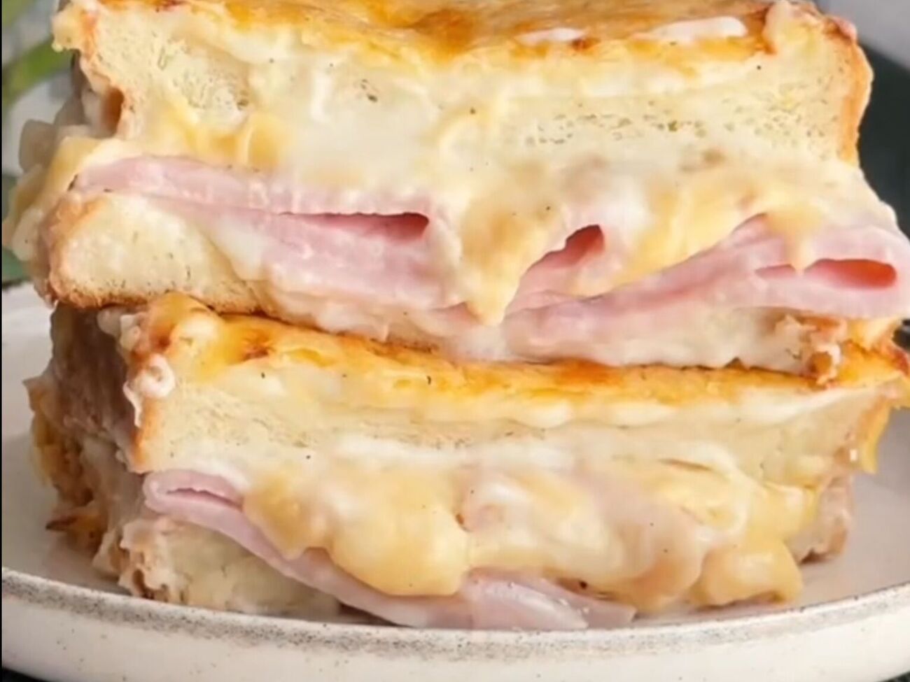 Крок-месьє – це класичний французький сніданок